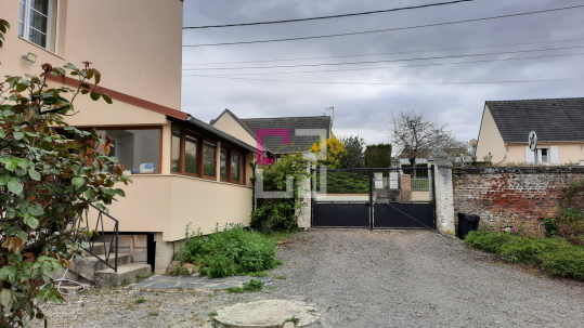 
Maison avec jardin et garages
