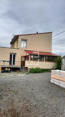 
Maison avec jardin et garages
