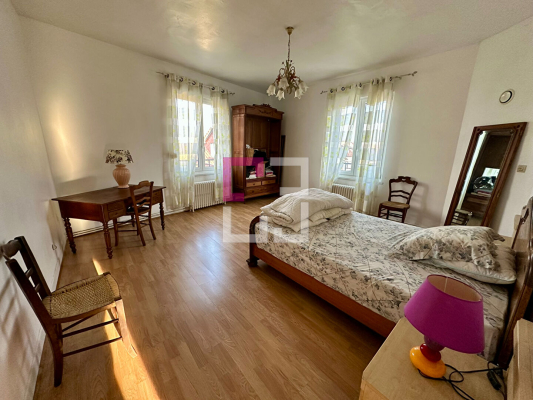 
Ensemble immobilier Charmes 9 pièce(s) 295m²
