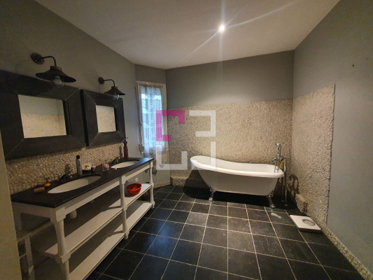 
Appartement Saint Quentin 8 pièce(s) 321 m2
