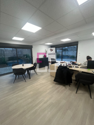 
Bureaux + Entrepot à vendre
