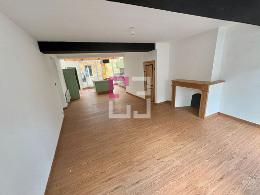 
Loue ensemble immobilier (local + appartement ) - GUISE
