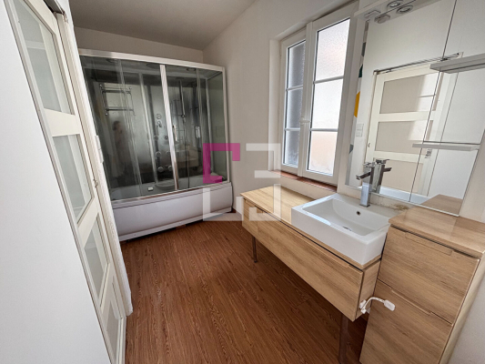 
Loue ensemble immobilier (local + appartement ) - GUISE
