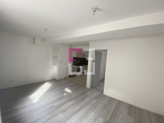 
Immeuble de rapport rénové de 6 appartements- 8 garages Centre Ville
