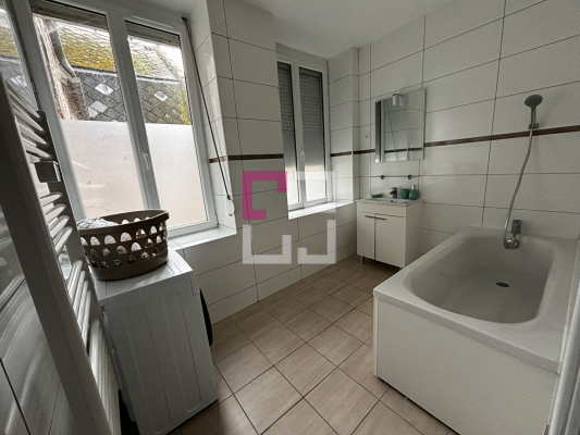 
Immeuble de rapport rénové de 6 appartements- 8 garages Centre Ville
