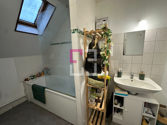 
Immeuble Viry Noureuil 8 pieces 170m2
