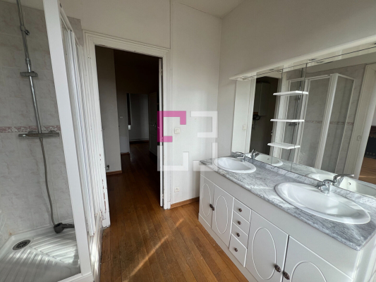 
Appartement Saint Quentin 5 pièce(s) 153.10 m2
