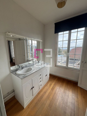 
Appartement Saint Quentin 5 pièce(s) 153.10 m2
