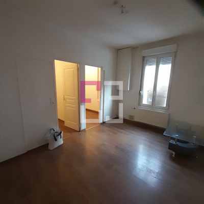 
SAINT QUENTIN PROCHE CENTRE VILLE. IMMEUBLE 2 LOTS + GARAGE
