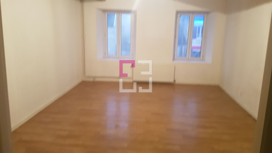 
DIZY LE GROS. Maison mitoyenne. Courette. Type 4.
