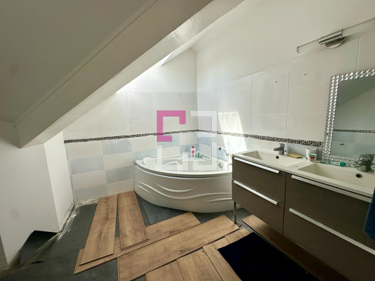 
Appartement La Fere 5 pièce(s) 151 m2

