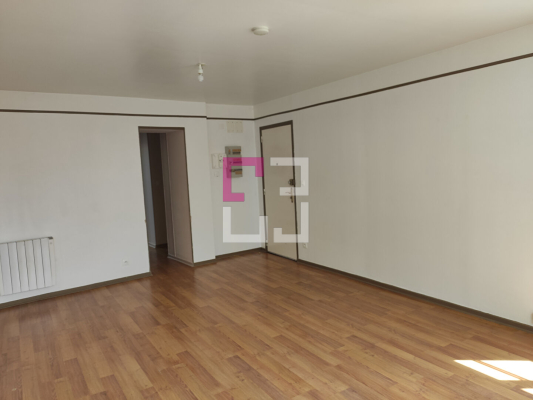 
CREPY EN LAONNOIS. IMMEUBLE DE 7 LOTS avec parking
