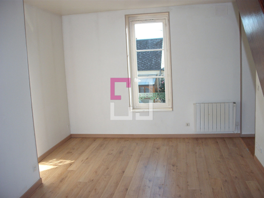 
CREPY EN LAONNOIS. IMMEUBLE DE 7 LOTS avec parking
