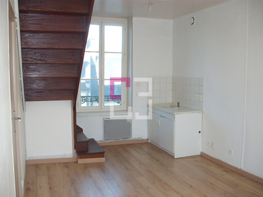 
CREPY EN LAONNOIS. IMMEUBLE DE 7 LOTS avec parking
