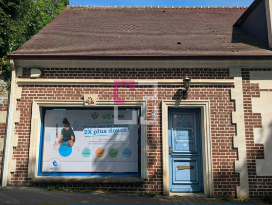 
Ancien local 63m² avec cour sur Noyon
