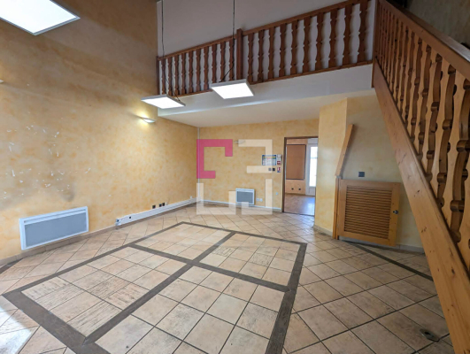 
Ancien local 63m² avec cour sur Noyon
