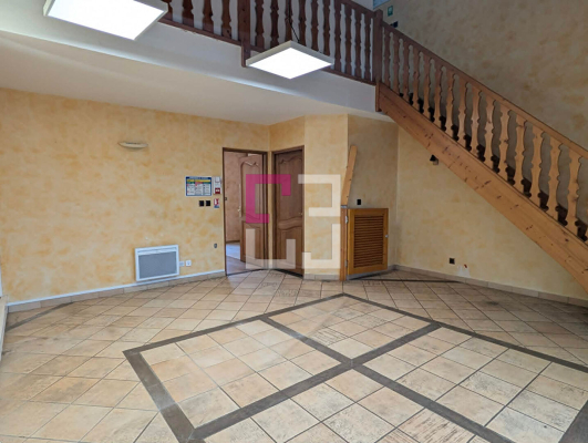 
Ancien local 63m² avec cour sur Noyon
