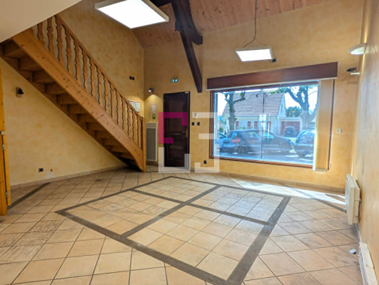 
Ancien local 63m² avec cour sur Noyon
