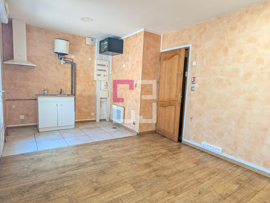 
Ancien local 63m² avec cour sur Noyon
