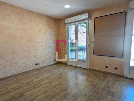 
Ancien local 63m² avec cour sur Noyon
