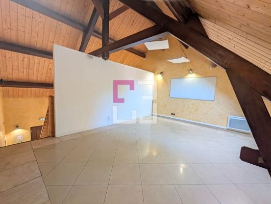 
Ancien local 63m² avec cour sur Noyon
