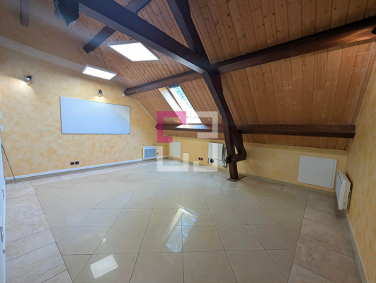 
Ancien local 63m² avec cour sur Noyon
