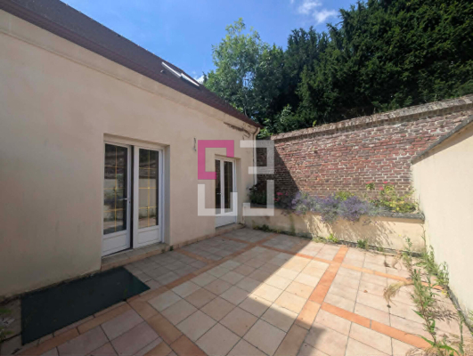 
Ancien local 63m² avec cour sur Noyon
