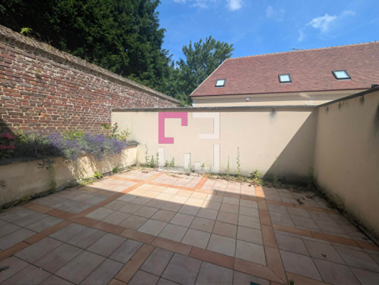 
Ancien local 63m² avec cour sur Noyon
