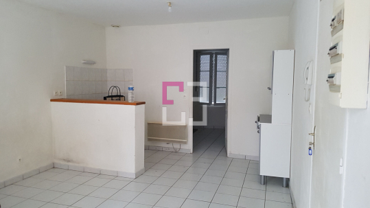 
LAON VILLE BASSE QUARTIER DE VAUX. STUDIO
