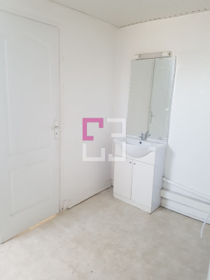 
SAINT QUENTIN PROCHE CENTRE VILLE. IMMEUBLE 2 LOTS + GARAGE
