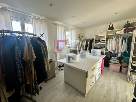 
Maison 9 pièce(s)  Village Proche HAM 227.88 m2
